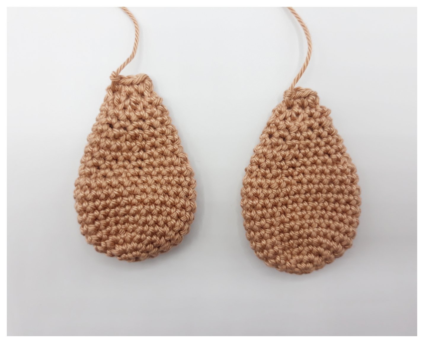 Blog-Inhaltsbild für 'Festliches Otterpärchen, kostenlose Häkelanleitung'